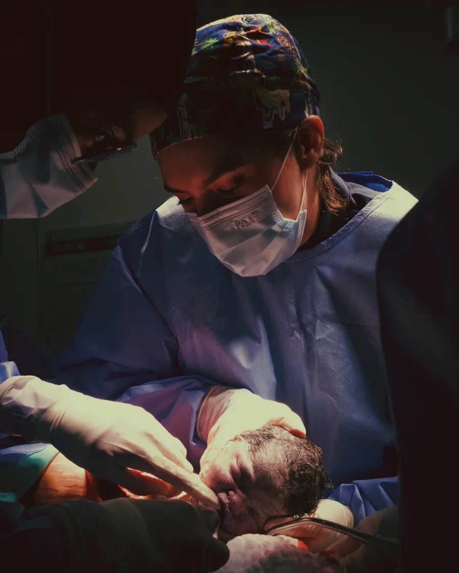 La Dra. Doris Castillo recibe a un bebé durante un nacimiento